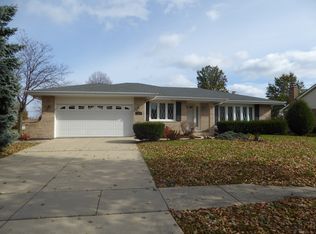 8129 Middlebury Ave, Woodridge, IL 60517