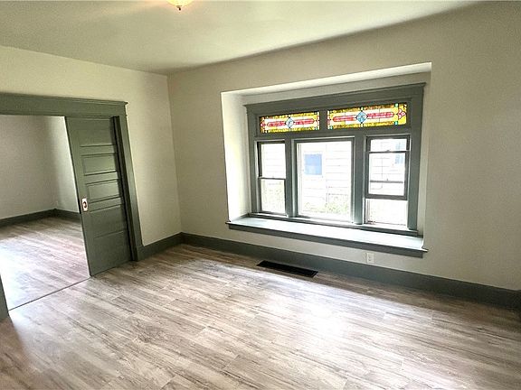 4th image of 18 E 2nd St