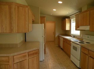 1087 7th St NE, Bandon, OR 97411