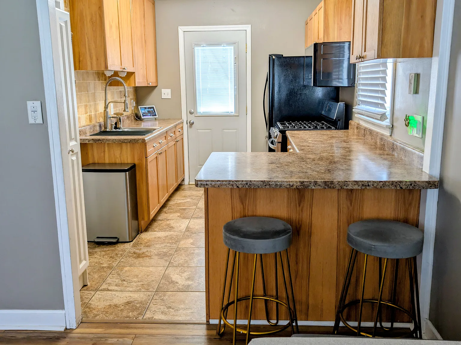 2 bed, 800 sqft, $1,600 — Photo 3