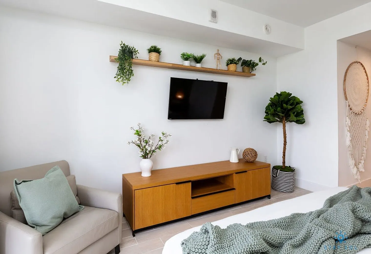 2 bed, 2.0 bath, 990 sqft, $4,392 — Photo 2