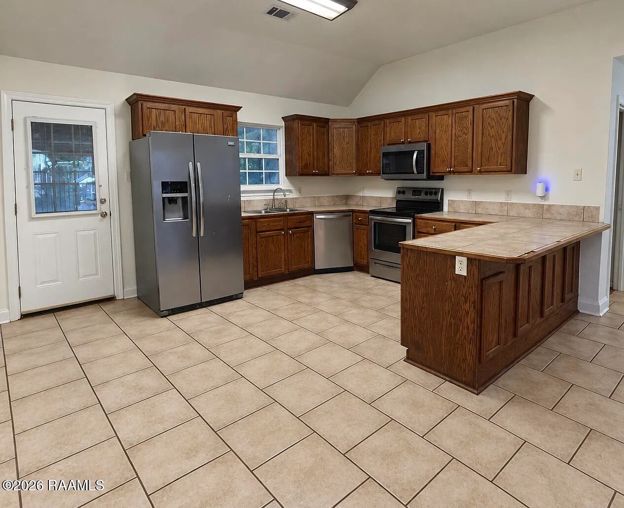3 bed, 2.0 bath, 1347 sqft, $1,650 — Photo 4