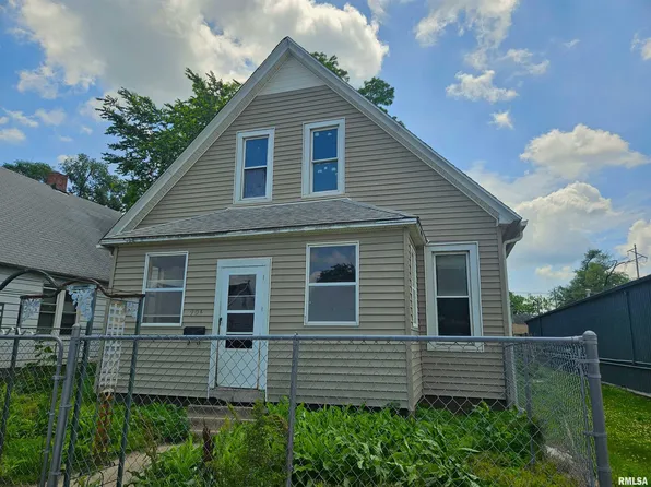 904 E 4th St, Beardstown, IL 62618