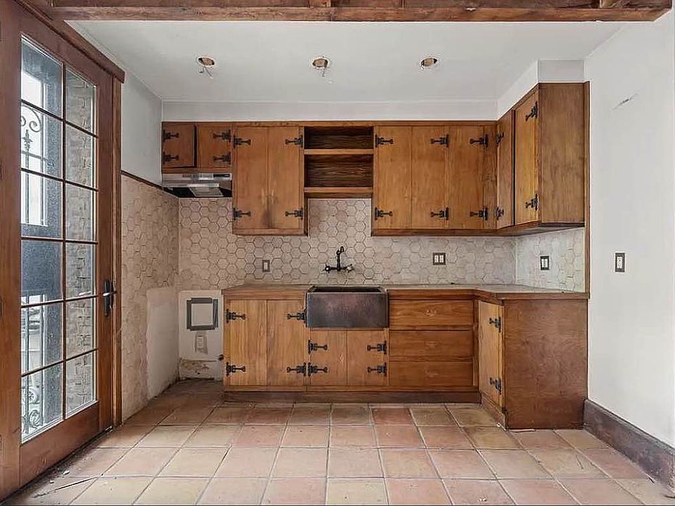 1st image of 1698 Lexington Ave #1D