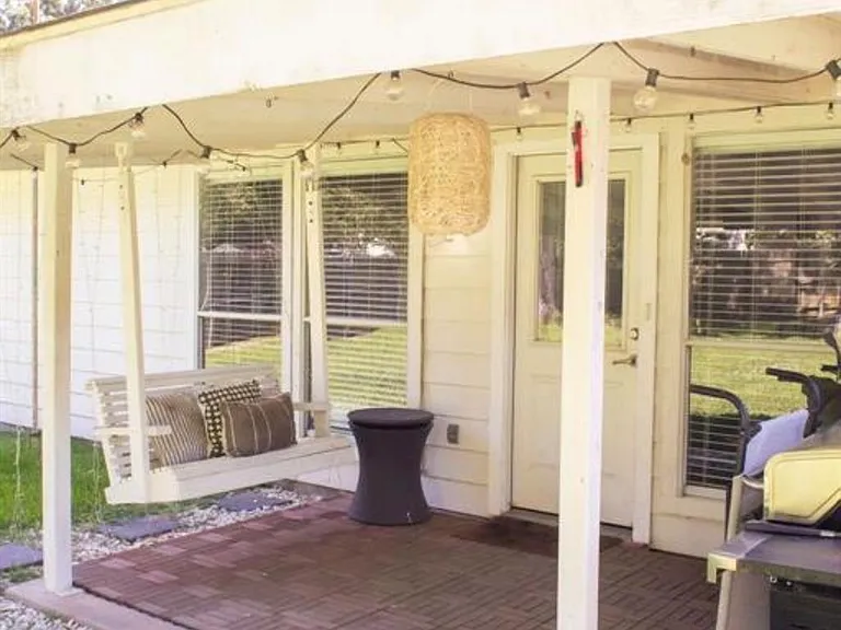 810 Shadberry Dr — Photo 16