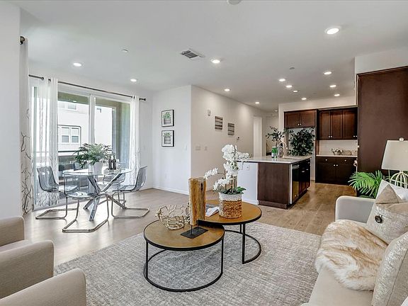 4th image of 688 Squire Ave
