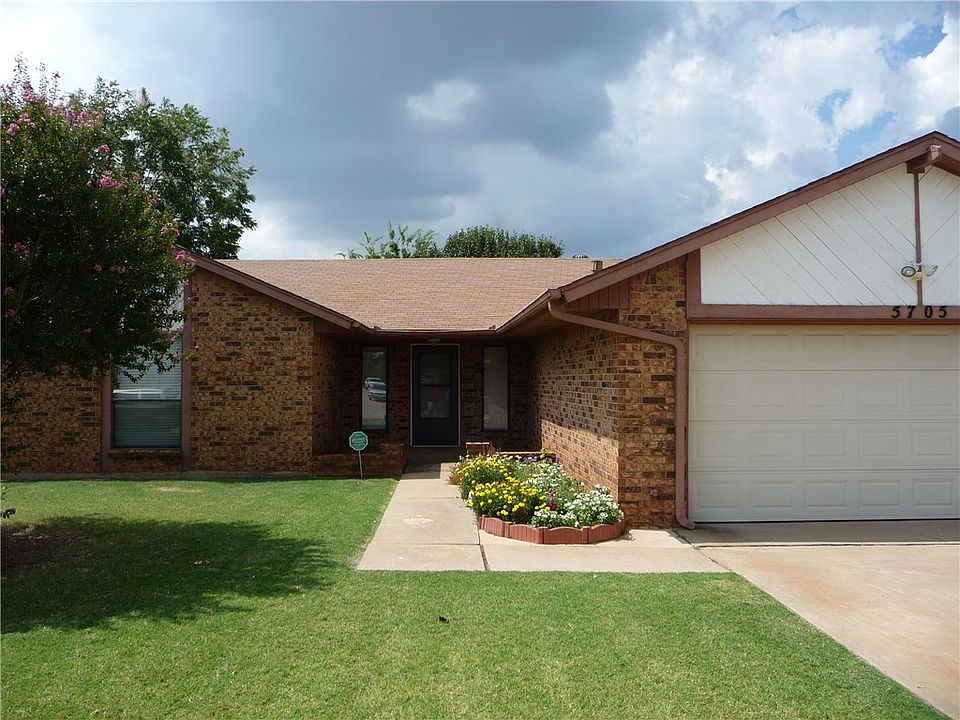 BEAUTIFUL YARD FRONT AND BACK