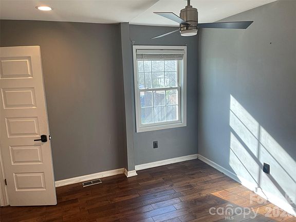 5th image of 110 Sterling St