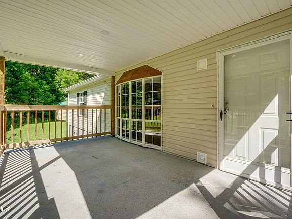 4th image of 121 Autumn Wood Ln