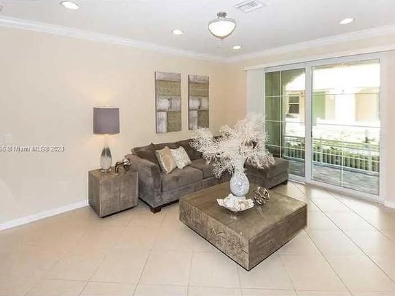 4th image of 2945 Saint Thomas Dr