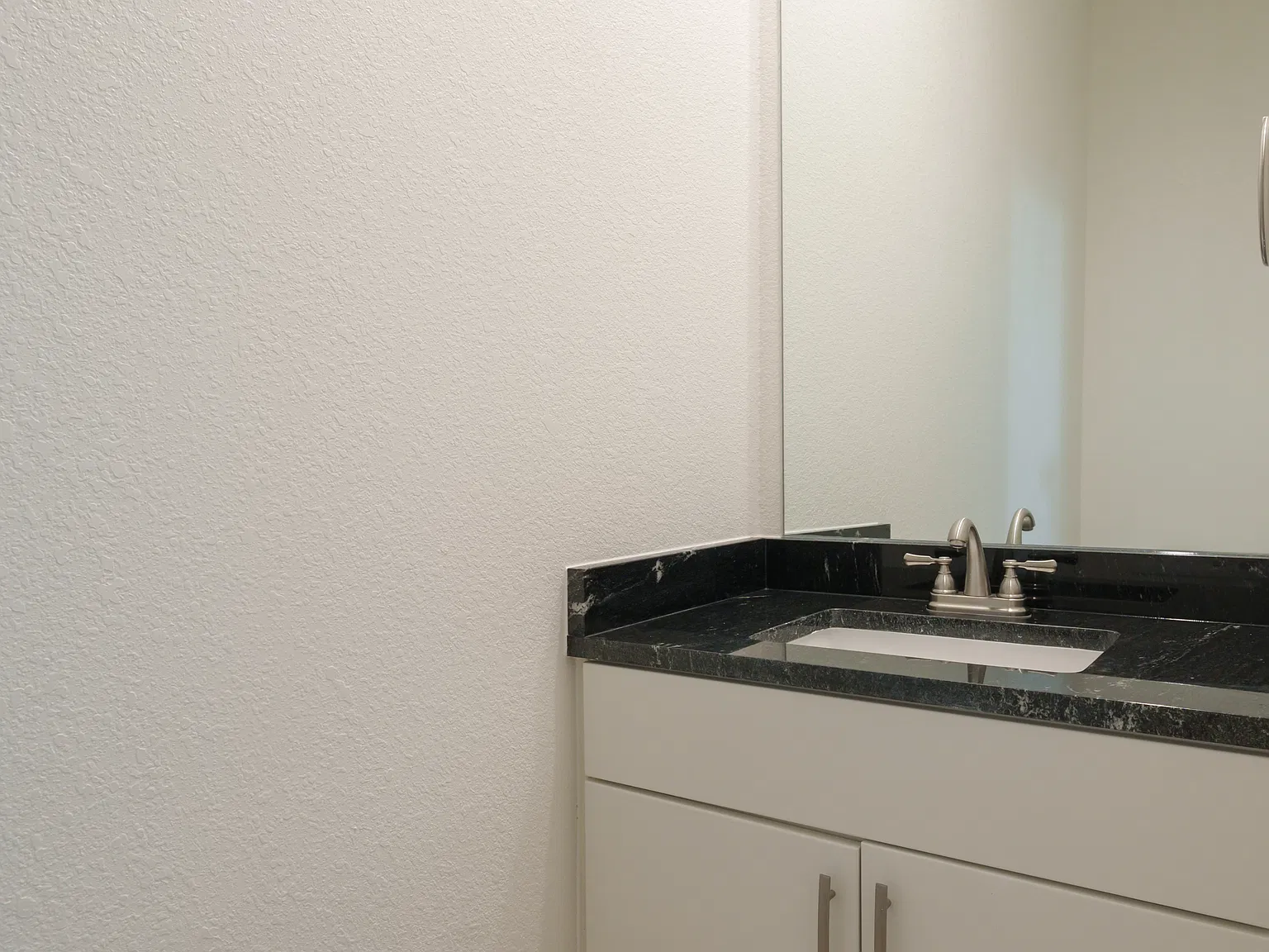 3 bed, 2.5 bath, 1700 sqft, $3,250 — Photo 4
