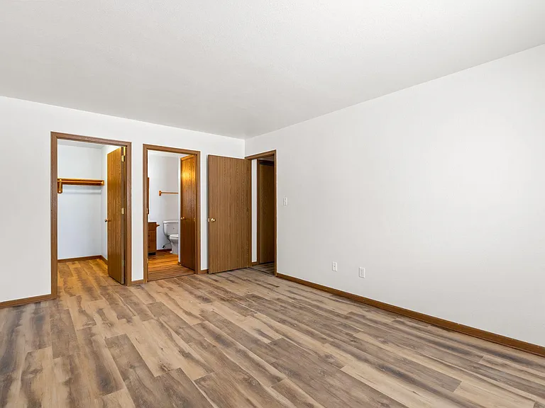 303 Meadowview Ct — Photo 8