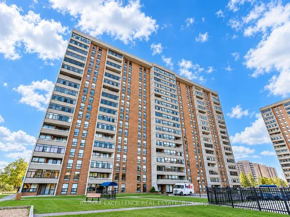 25 Kensington Rd #505, Brampton, ON L6T 3W8