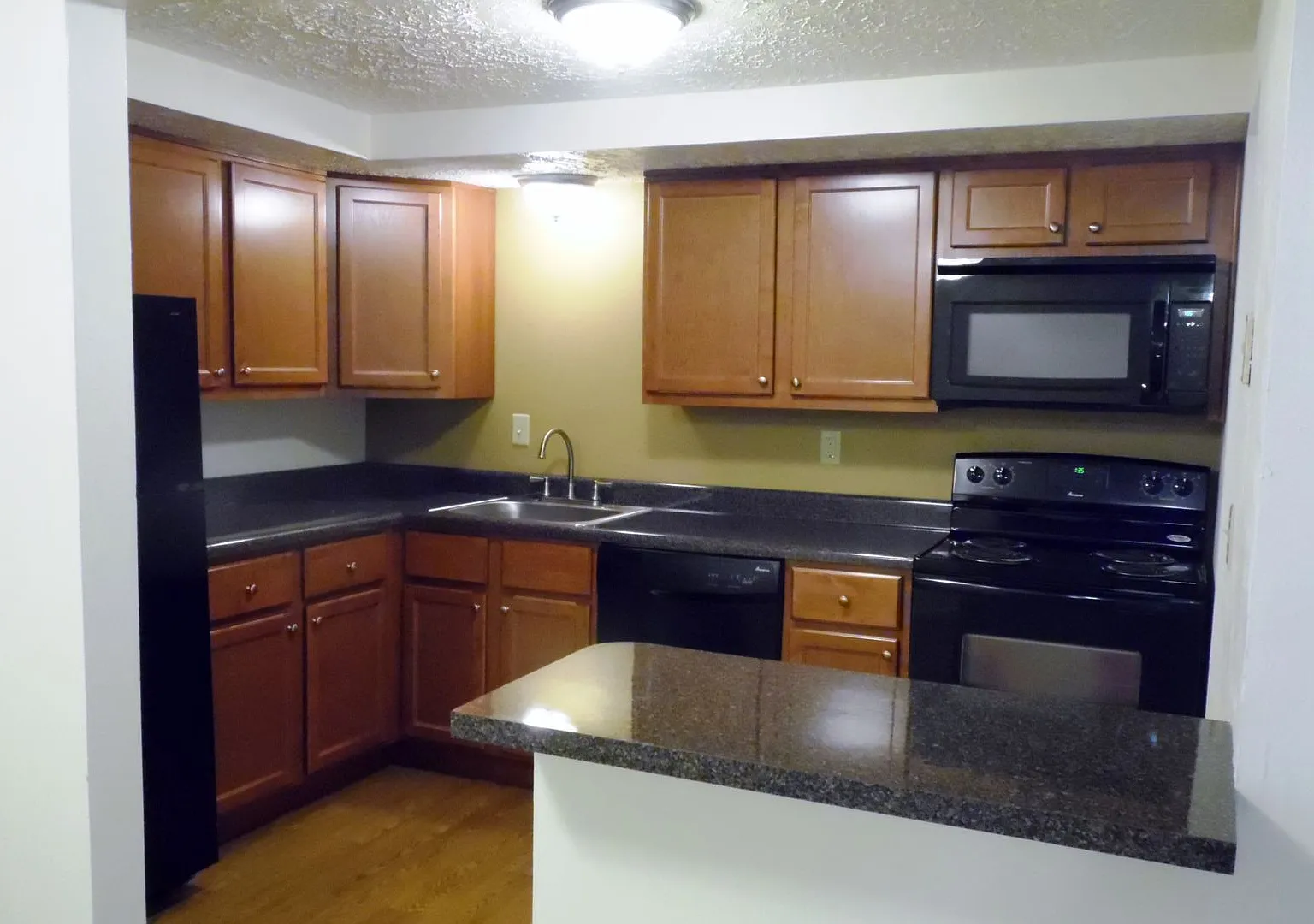 Royal Manor Apartments — Photo 1