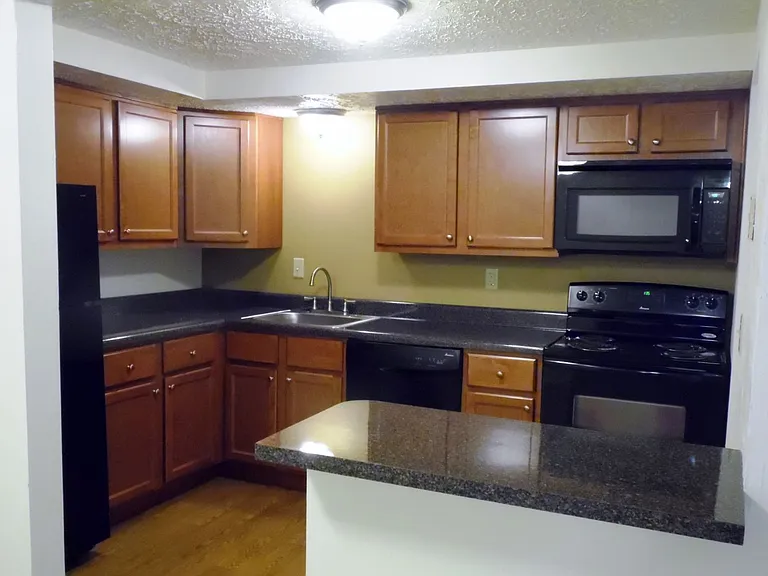 Royal Manor Apartments — Photo 1