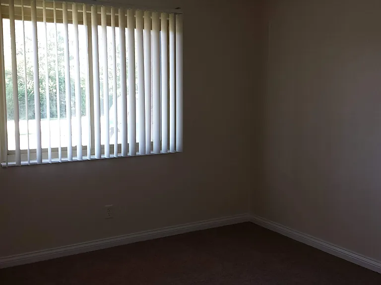 LAVINIA GARDENS APARTMENTS — Photo 7