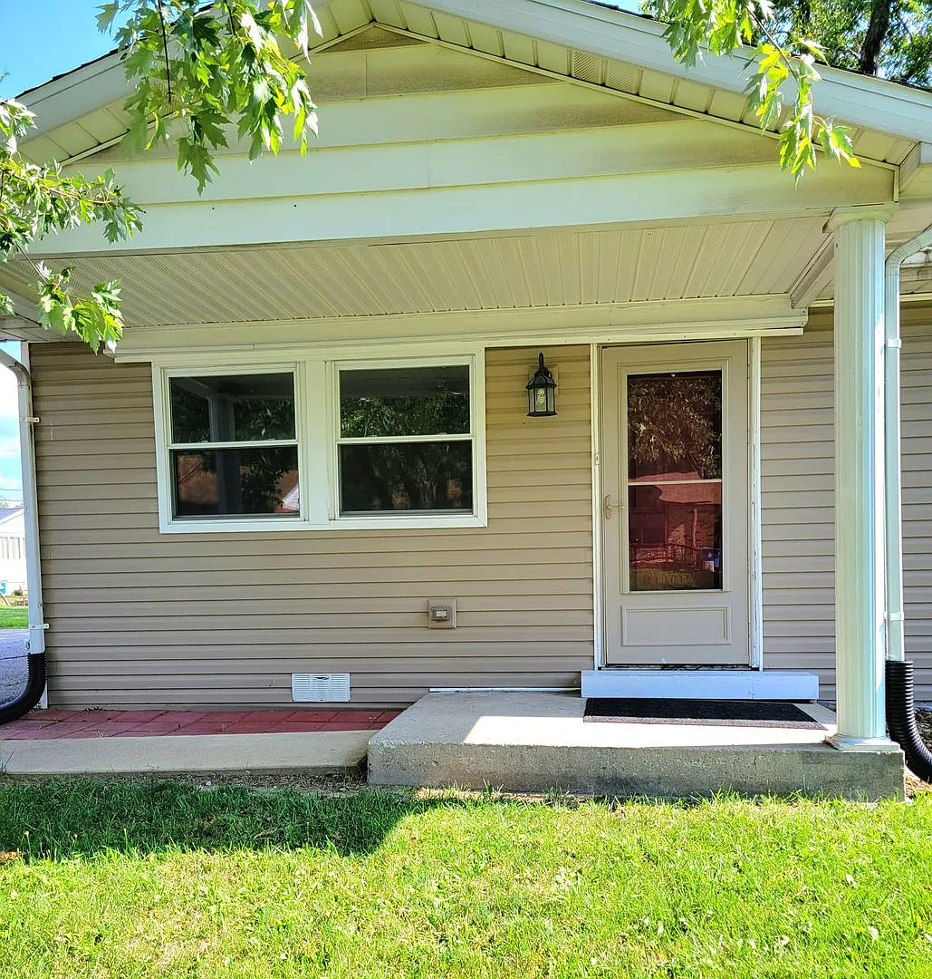 Updated and Move in ready...26 Georgetown Dr, Pontoon Beach — Photo 2