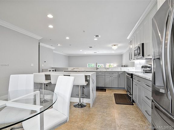5th image of 2702 NE 8th Ave #2702