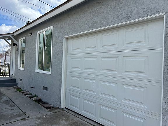 Attached, 1 car garage.