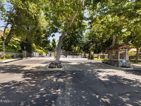 4th image of 772 Valley Dr
