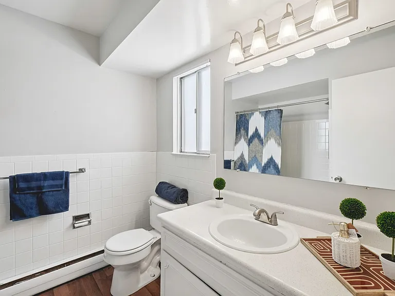 Cherry Hill Village Apartments - Dearborn Heights, MI — Photo 21