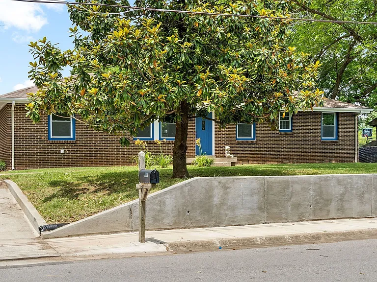 219 Kirby Dr — Photo 2