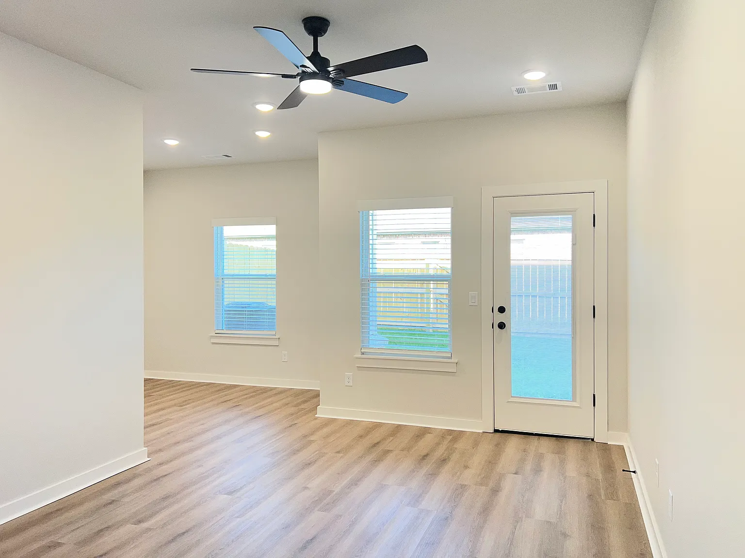 3 bed, 2.5 bath, 1503 sqft, $1,650 — Photo 3