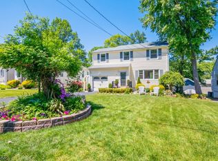 39 Woodland Ter, Livingston, NJ 07039