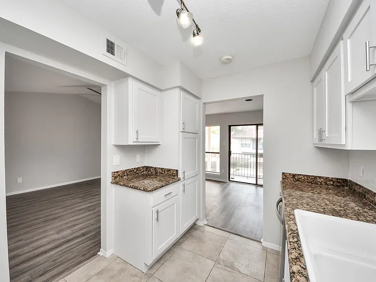 1818 Augusta Dr #14 — Photo 17
