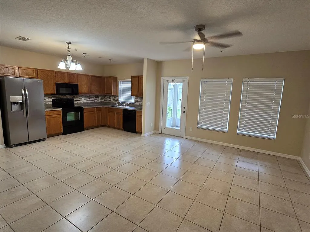 3 bed, 2.5 bath, 1382 sqft, $1,900 — Photo 4