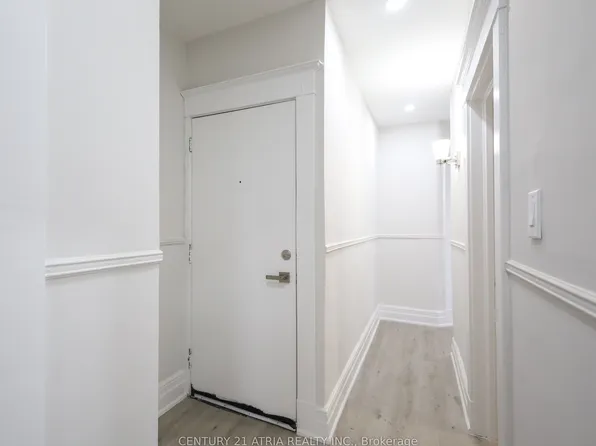 605 College St #3, Toronto, ON M6G 1B5