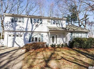 11 Mike Ln, Smithtown, NY 11787