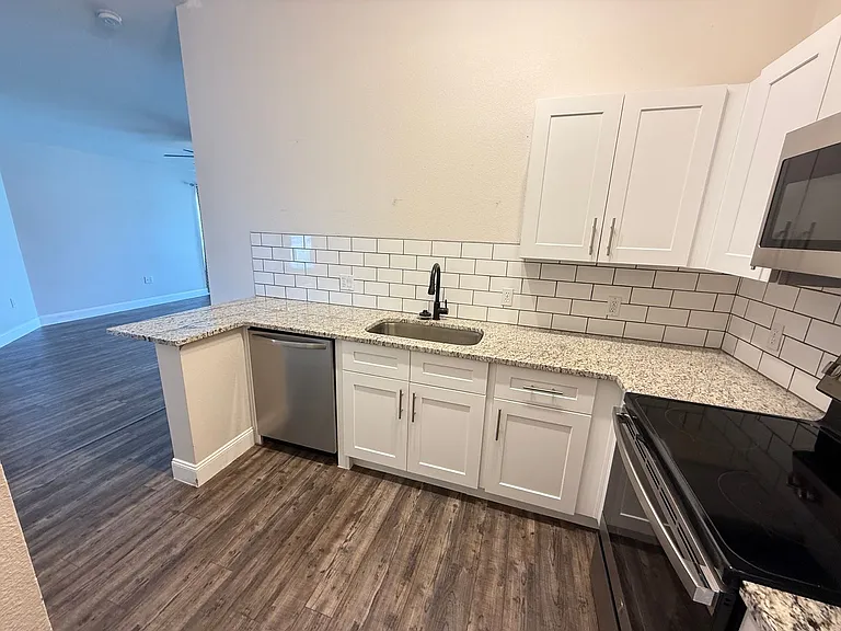 8844 Grand Palms Cir — Photo 32