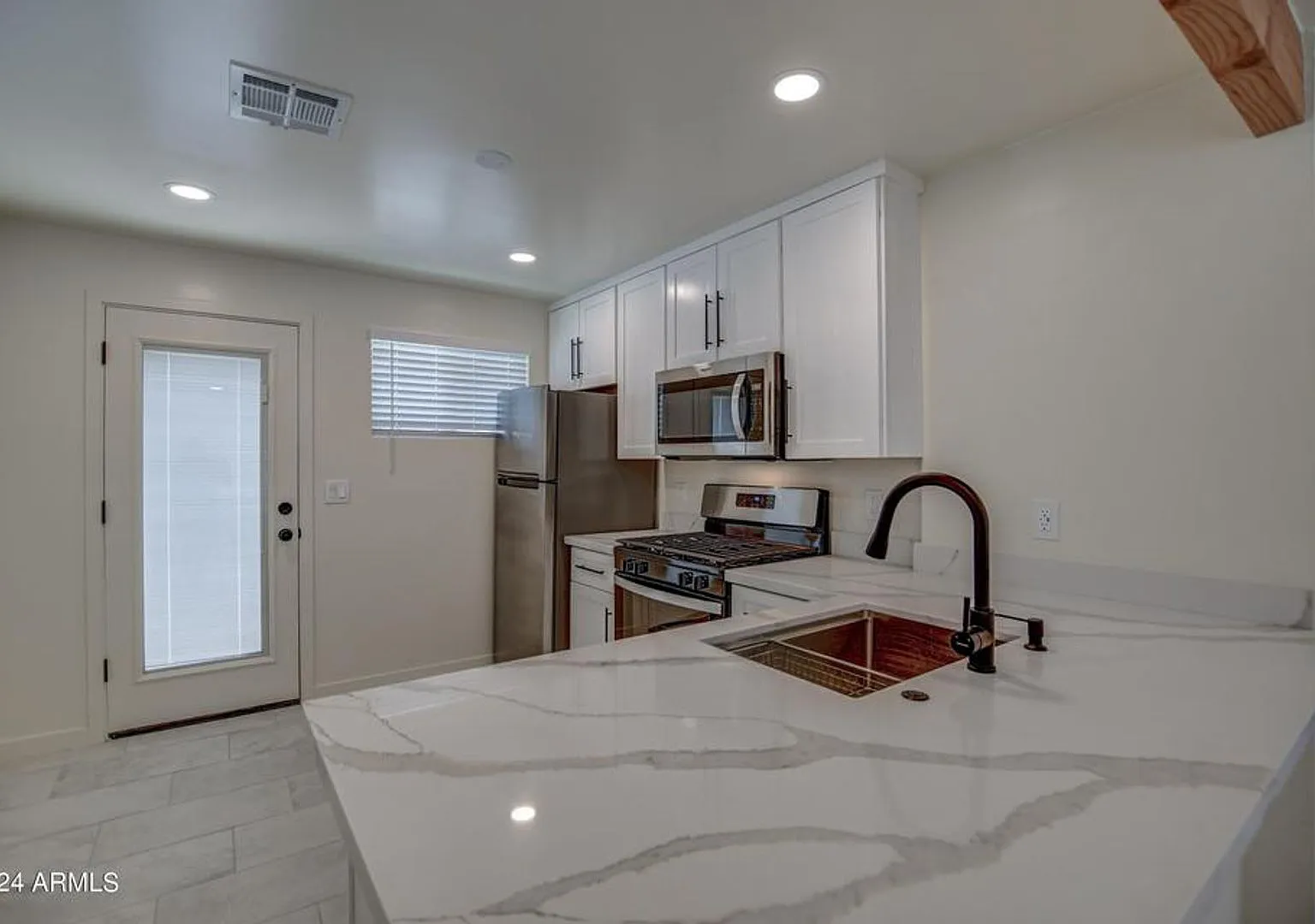Stunning updated Townhome minutes to ASU campus available October 1st. 2 Bedroom, 1 bathroom comp... — Photo 1