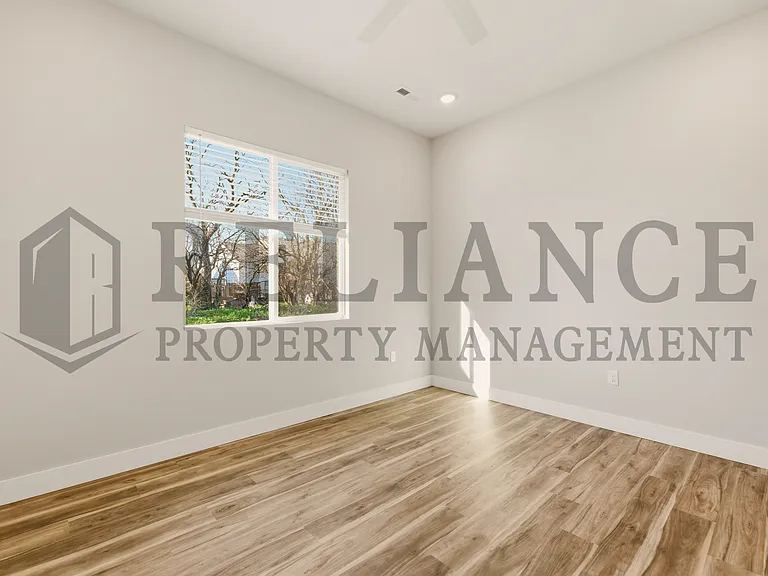 525 E Elmwood St — Photo 32