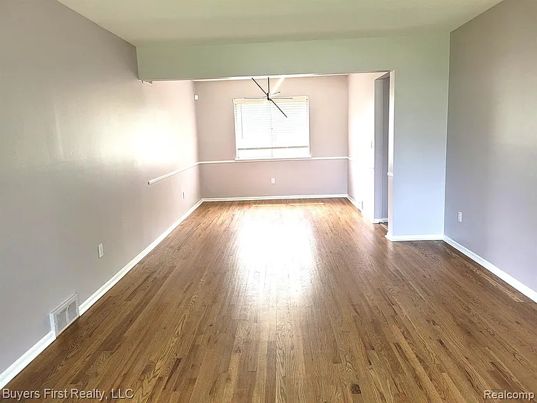 18425 Alta Vista Dr — Photo 2