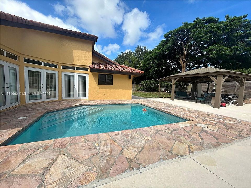 1st image of 20627 NE 9th Pl