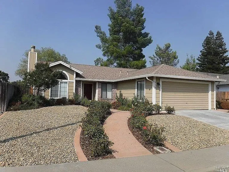 312 Larkspur Dr — Photo 1