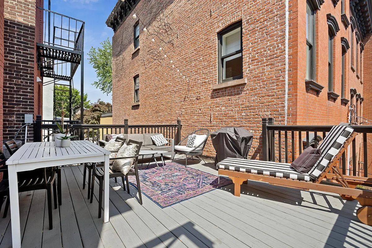 Building Photo - 150 6th St