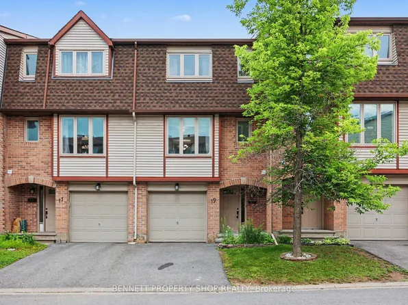 19 Lightfoot Pl, Ottawa, ON K2L 3M6