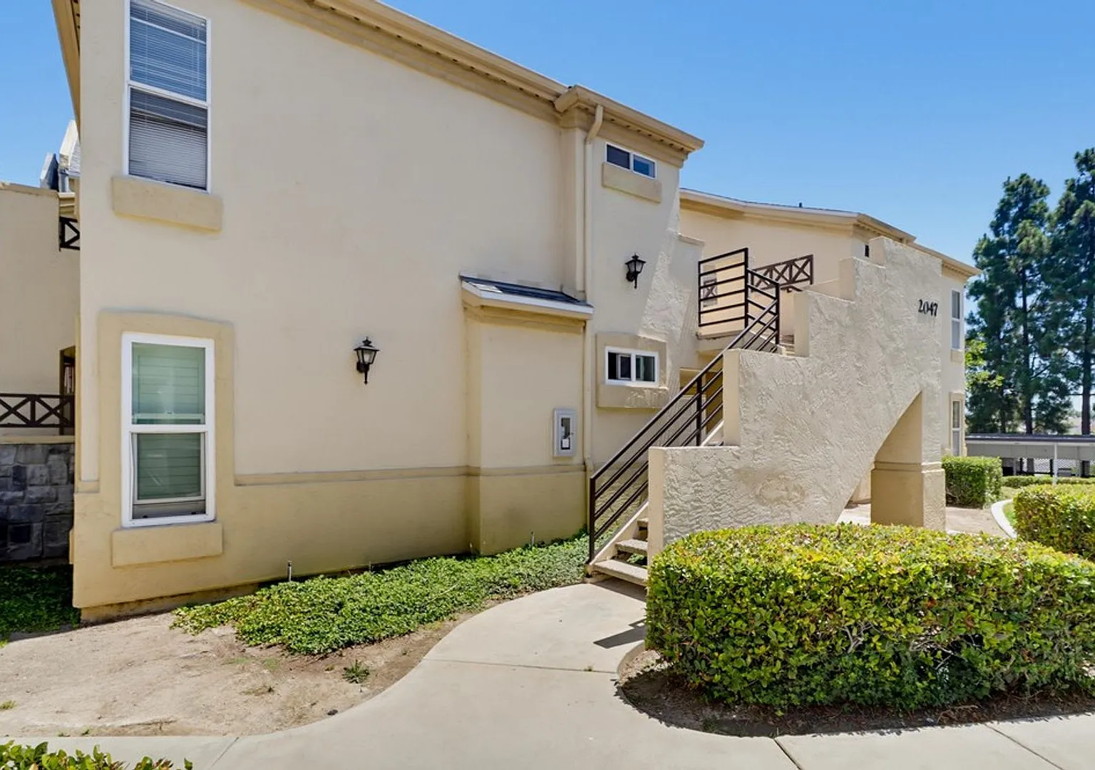 Spacious 2BR/2BA Eastlake Condo with Pool, Gym & Lake Access — Photo 3