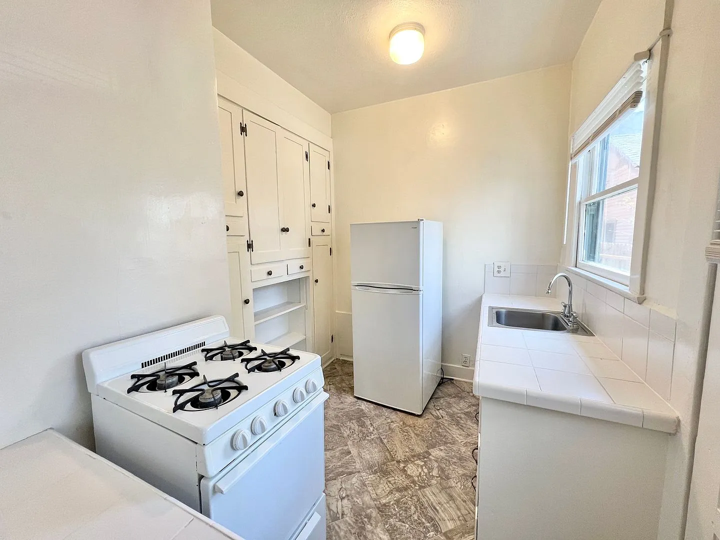 318 Temple Ave — Photo 4