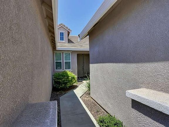 2nd image of 2104 Sander St