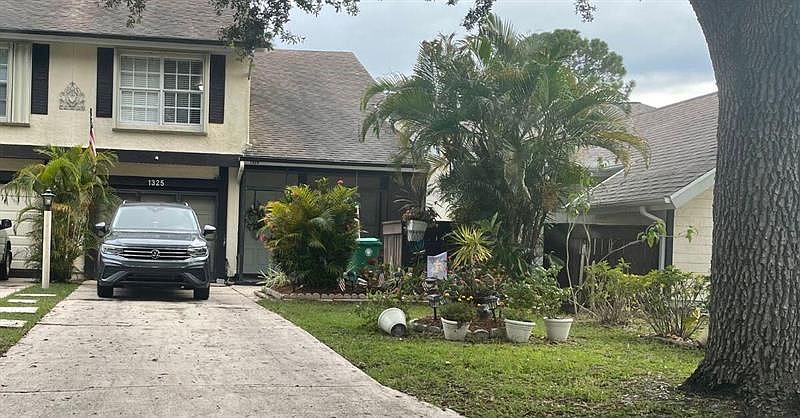 1st image of 1325 SE Rivergreen Cir