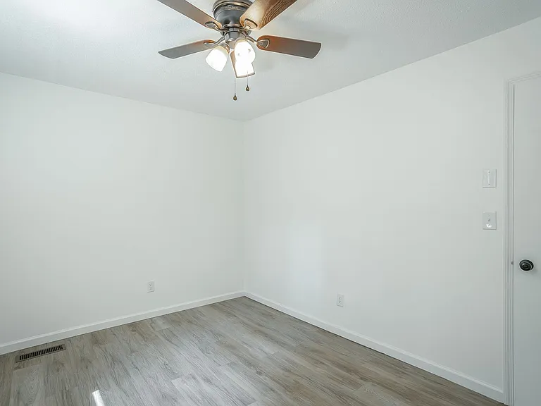 1364 Meadowood Dr — Photo 23