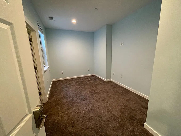 1411 W Thompson St — Photo 31
