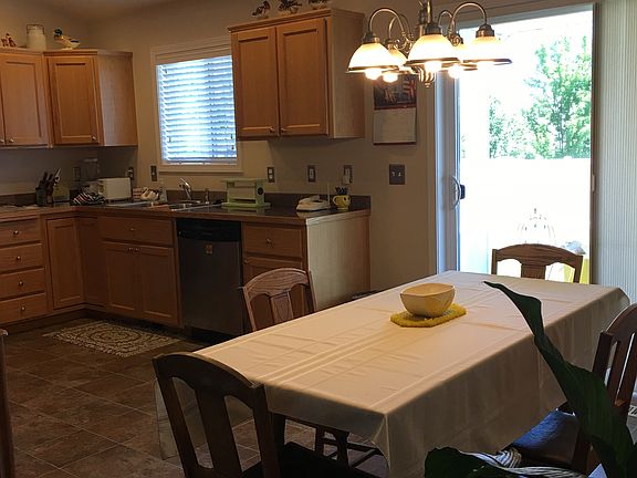 Dining space to seat 8