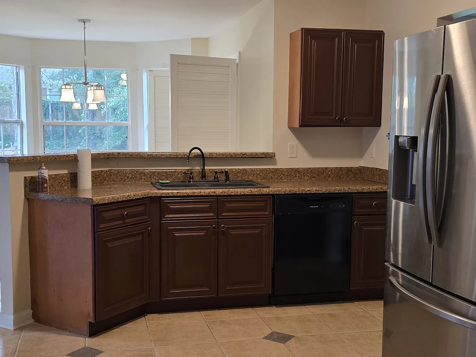 4 bed, 2.5 bath, 2900 sqft, $2,200 — Photo 4