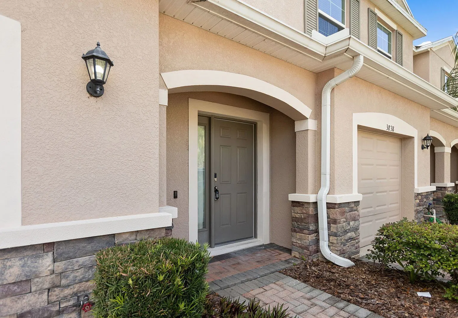 3 bed, 2.5 bath, 1689 sqft, $2,225 — Photo 3