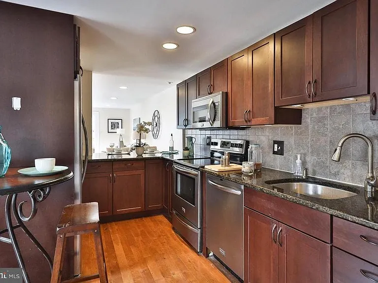 630-32 N 17th St #5 — Photo 4